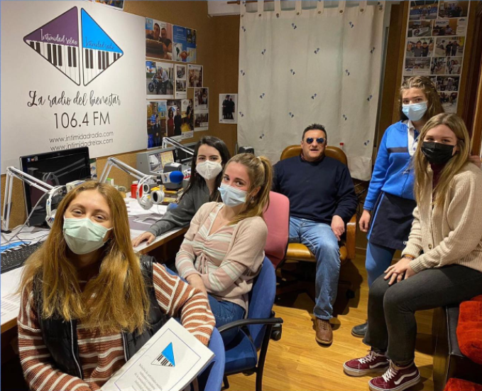 Los alumnas del Colegio santa Victoria hablan en la Radio sobre «comunicación».